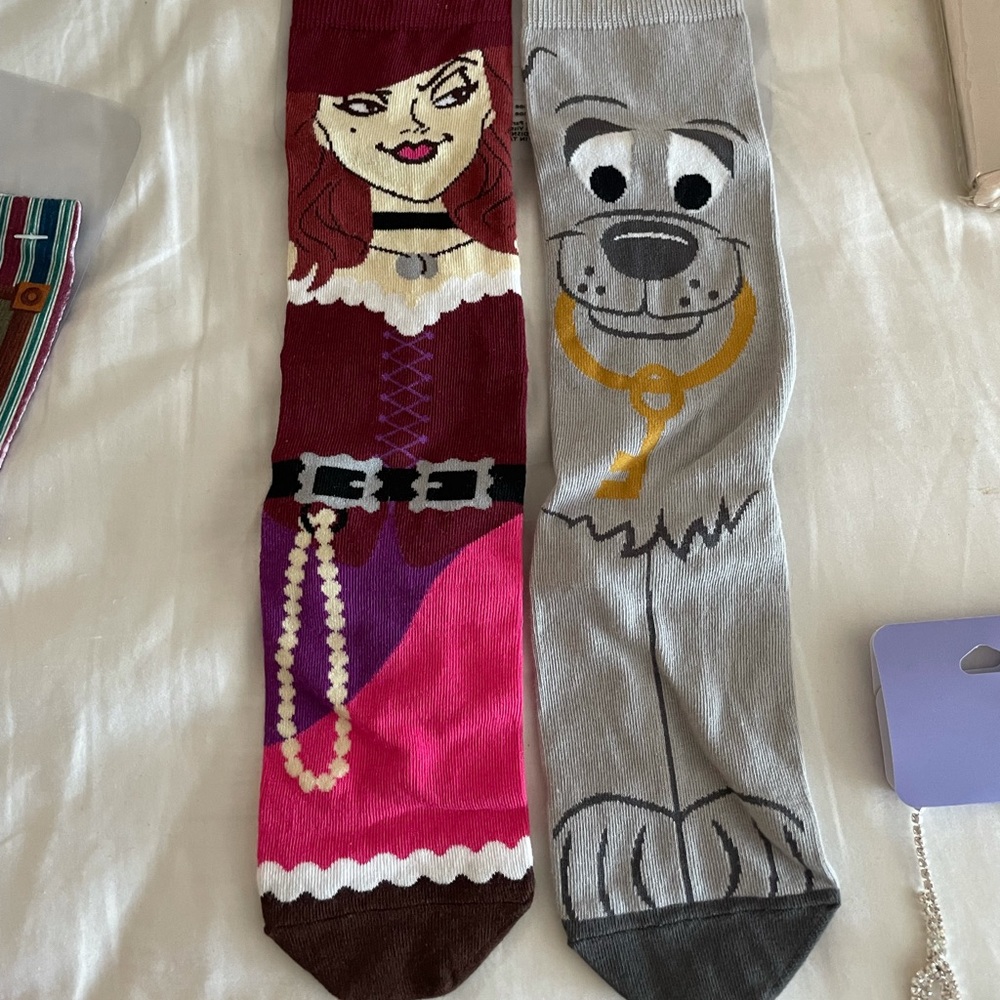 Disney Parks Pirates of the Caribbean Red and Dog Ladies Shoe Size 5-10 size